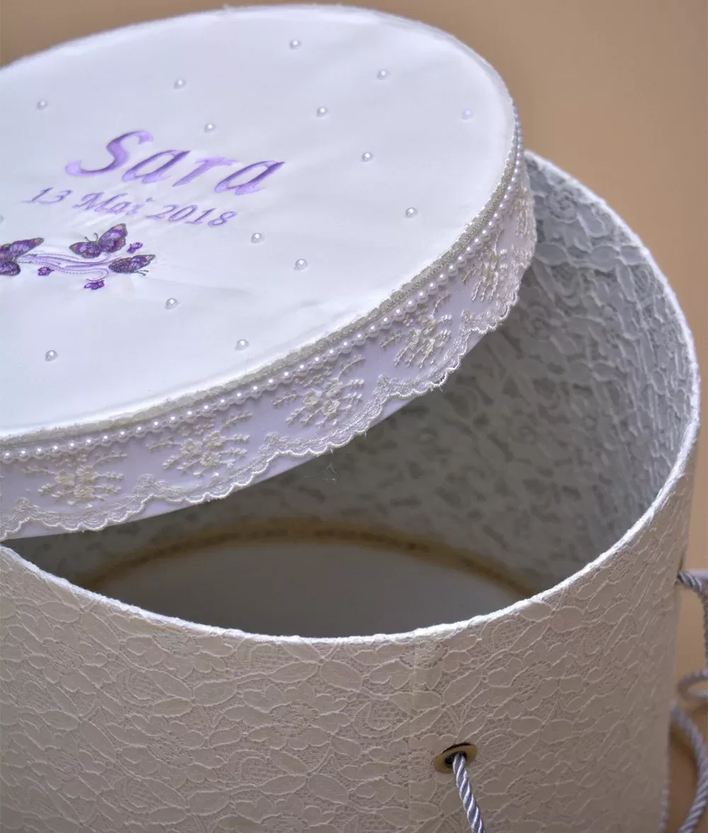 Cutie trusou botez dantela alba perle fluturasi mov