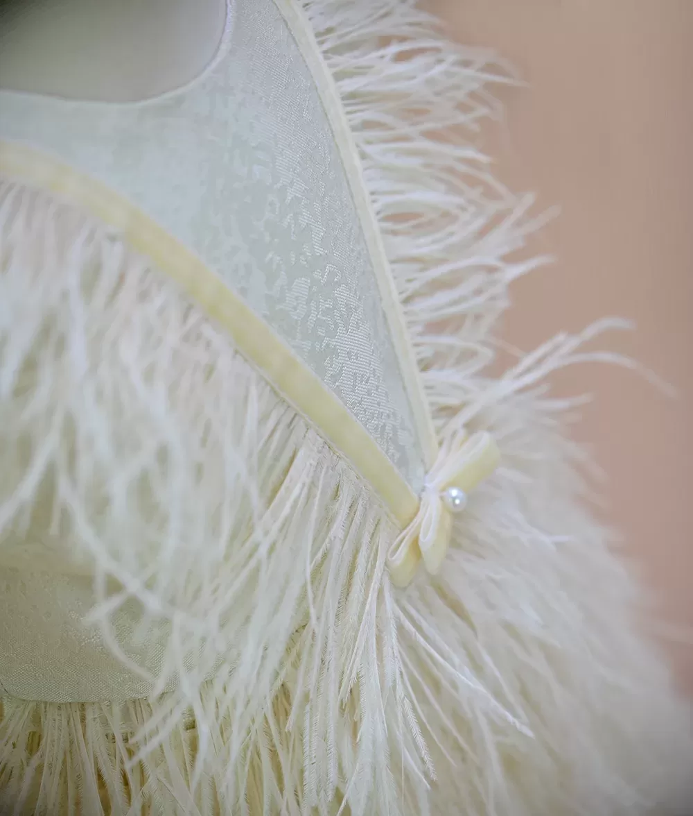 Rochita de botez din pene de strut