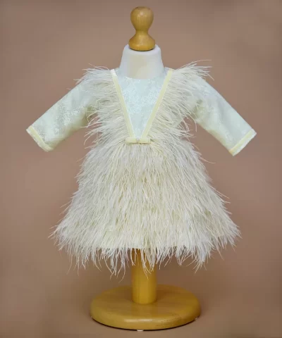 Rochita de botez din pene de strut