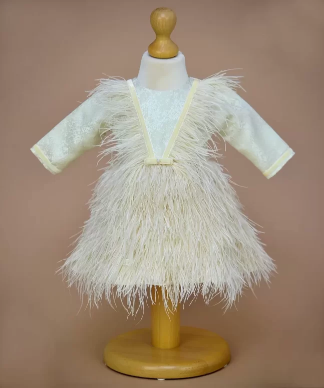 Rochita de botez din pene de strut