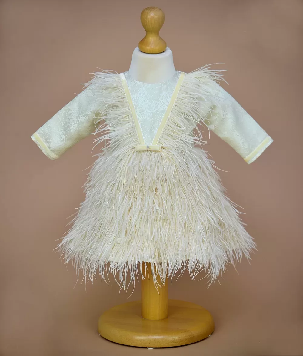 Rochita de botez din pene de strut