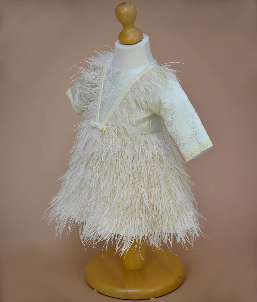 Rochita de botez din pene de strut