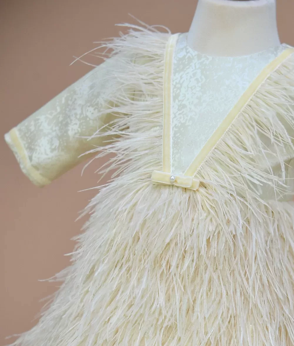 Rochita de botez din pene de strut