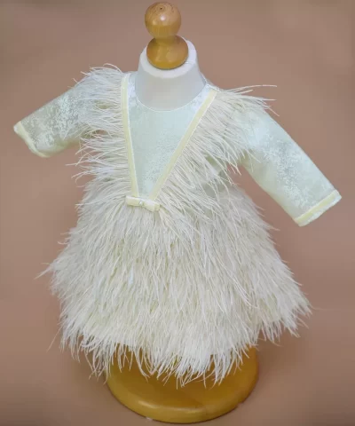 Rochita de botez din pene de strut