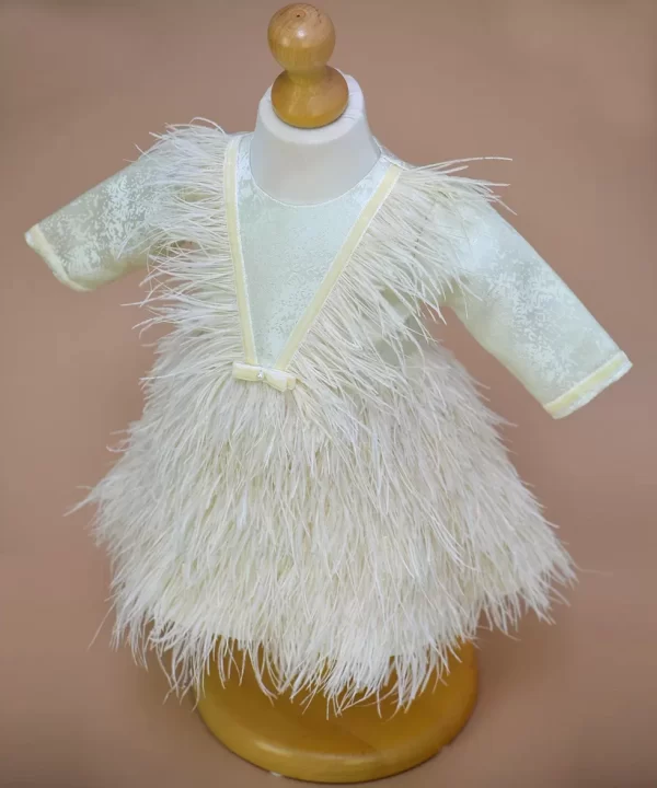 Rochita de botez din pene de strut