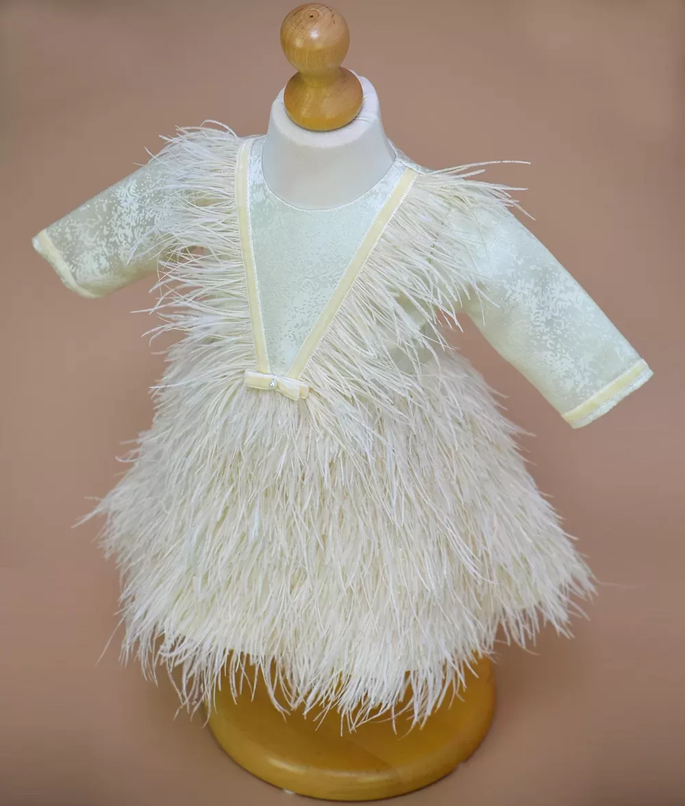 Rochita de botez din pene de strut