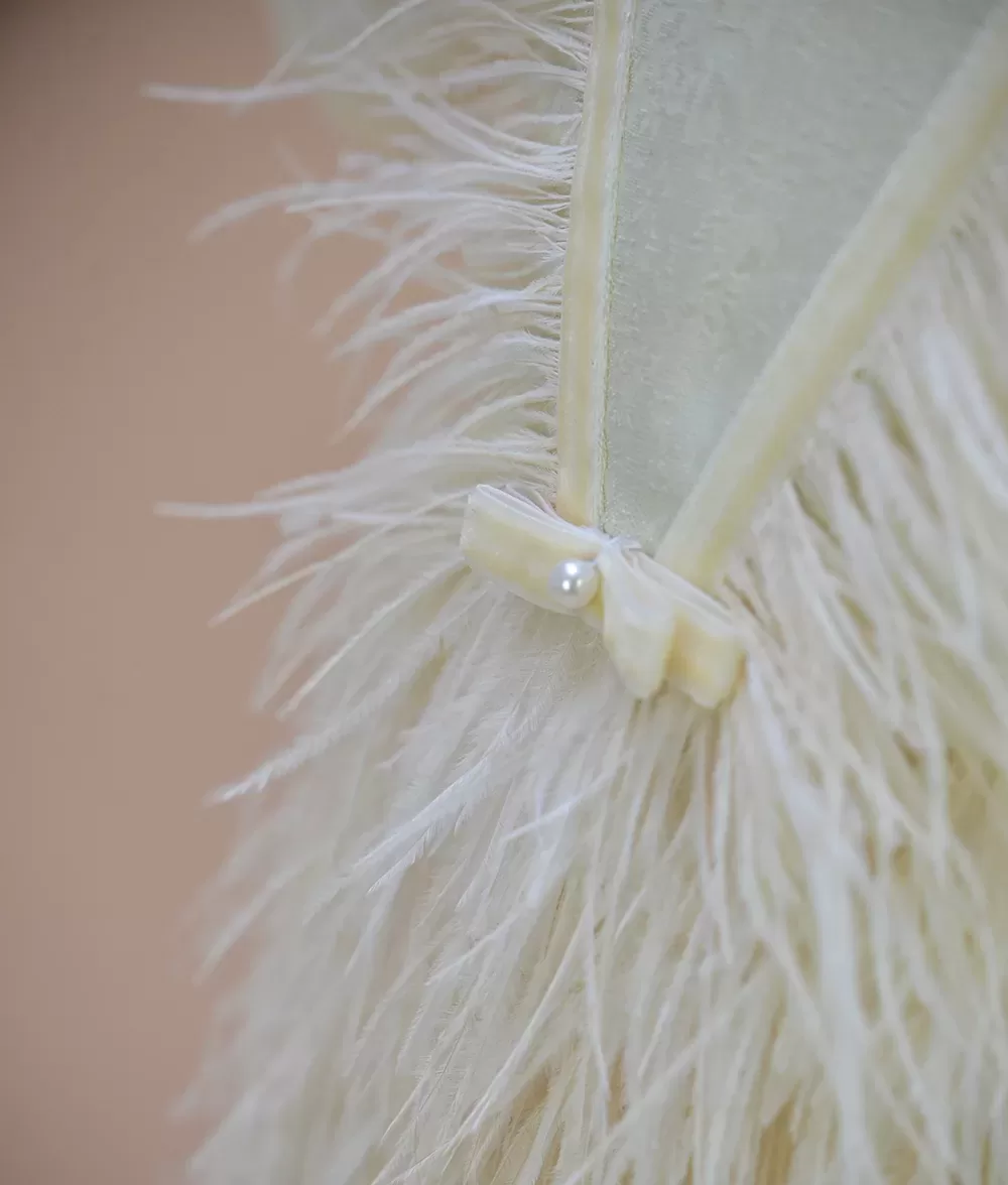 Rochita de botez din pene de strut