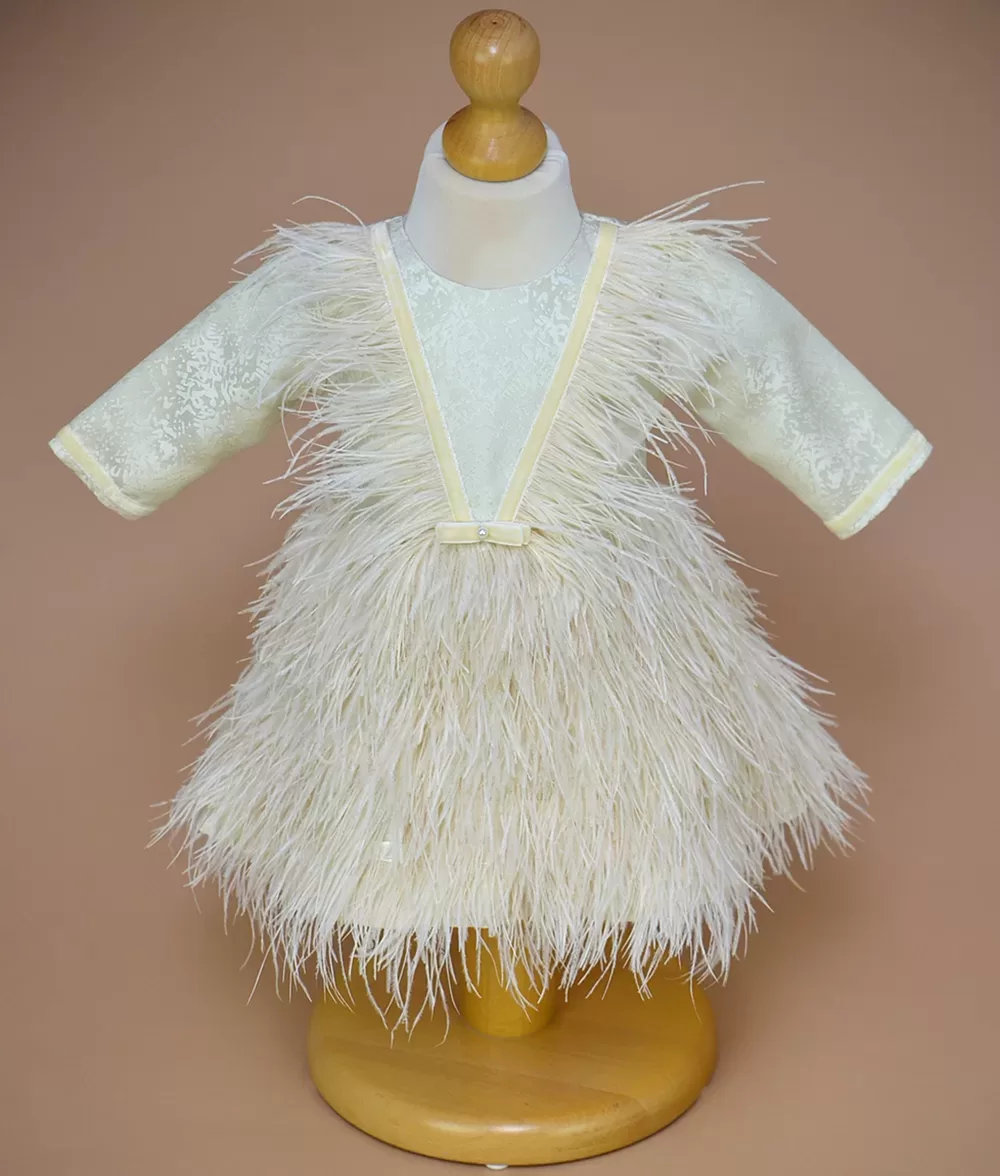 Rochita de botez din pene de strut